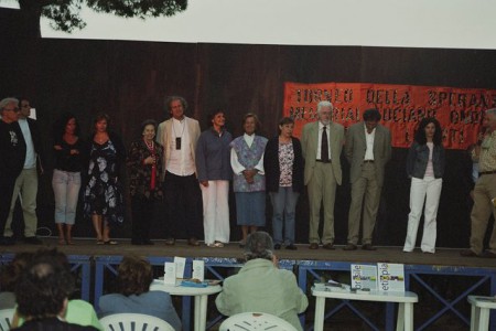 Il palco con i rappresentanti delle associazioni