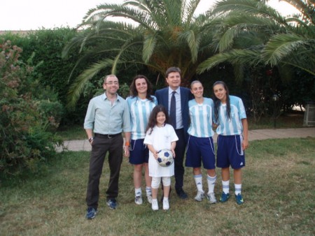 Pasquale Calzetta Presidente del XII Municipio con le giocatrici della SS Lazio